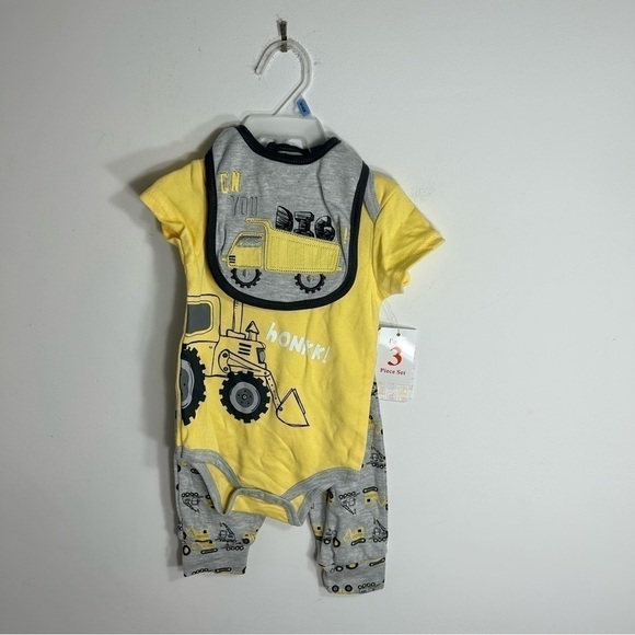 Construction Baby Outfit NWT 6-9 mos Dump Truck Can You Dig Yellow Gray Bib - Picture 2 of 4